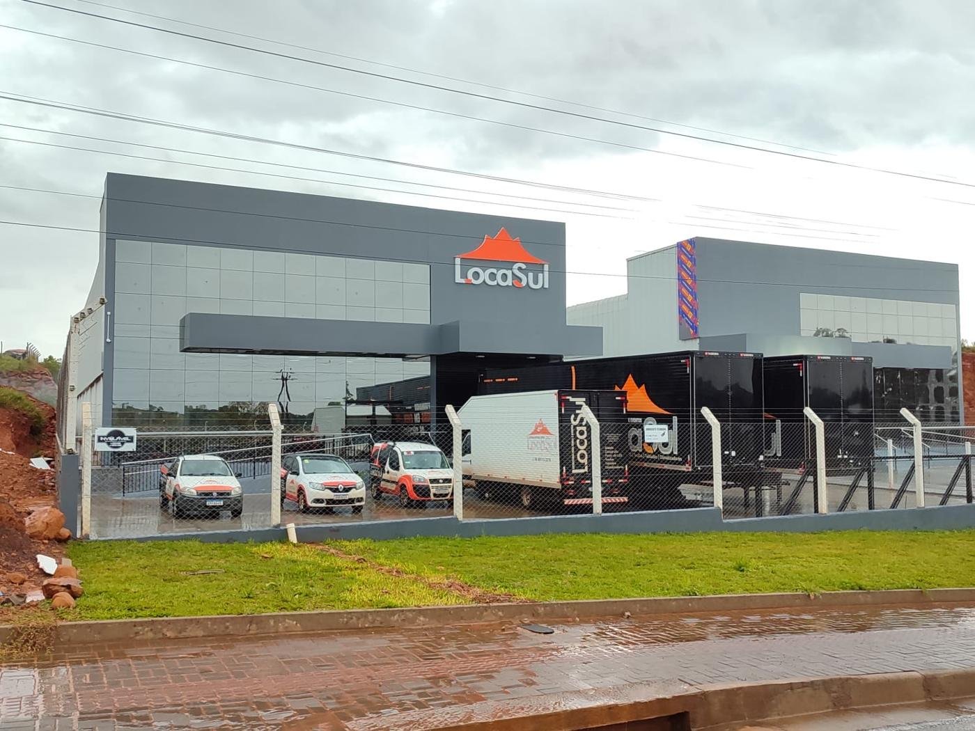 Caminhões e veículos da LocaSul Eventos prontos para transporte de stands